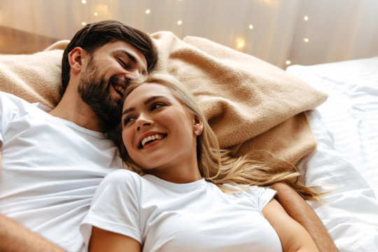 Kuscheln in der Hochzeitssuite